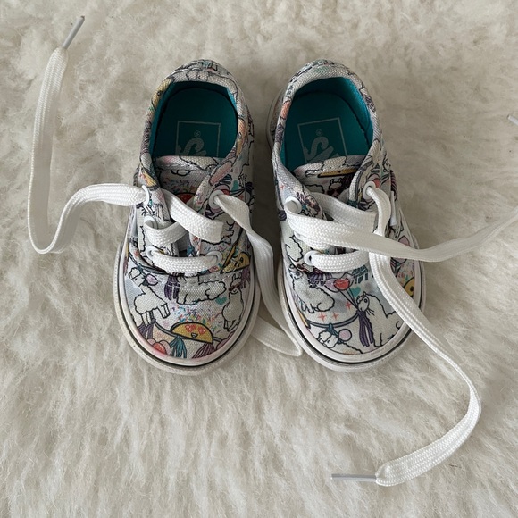 Baby vans with brand new shoe strings - Picture 3 of 9